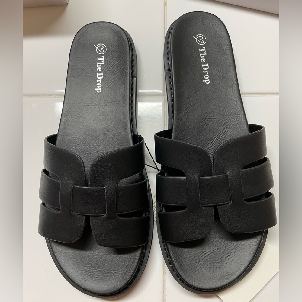Black Sandals with Sleek Design and Comfort
